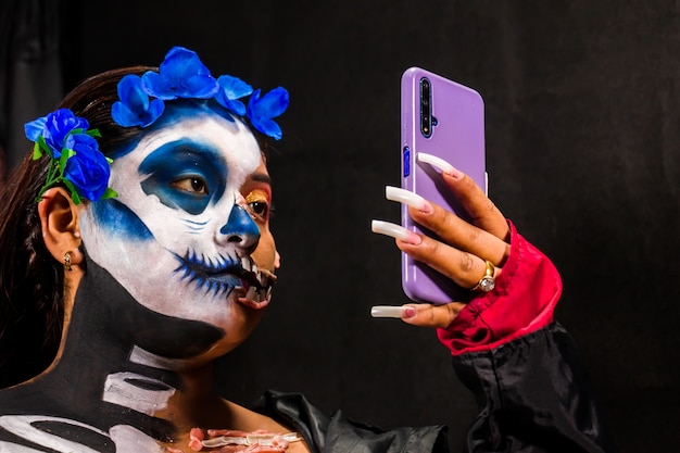 Maquillaje de backstage Mujer con maquillaje de Halloween