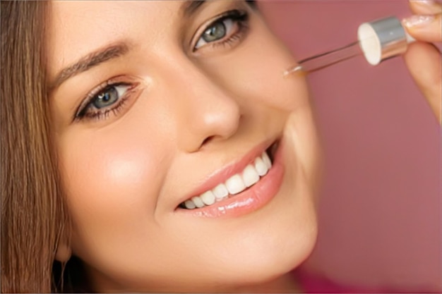 Maquillaje de belleza y cosméticos para el cuidado de la piel modelo cara retrato mujer aplicando productos cosméticos para el cuidado de la piel con pipeta cuentagotas cuidado facial de lujo