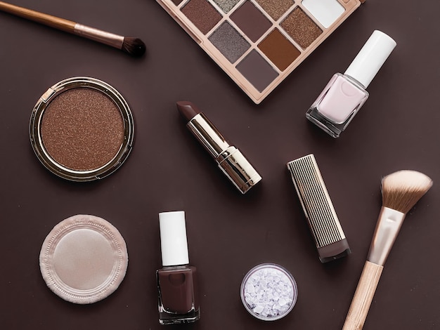 Maquillaje de belleza y diseño plano de cosméticos con productos cosméticos copyspace y herramientas de maquillaje sobre fondo marrón estilo femenino y femenino