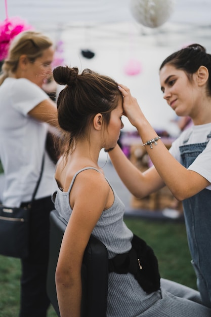 Maquillaje de clase magistral. chica hace maquillaje a su amiga