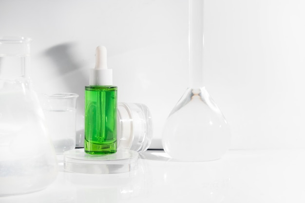 Maquillaje cosmético médico para el cuidado de la piel una maqueta para el embalaje del producto de la botella de loción de crema sobre fondo blanco