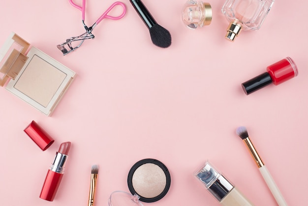 Maquillaje cosméticos sobre fondo rosa