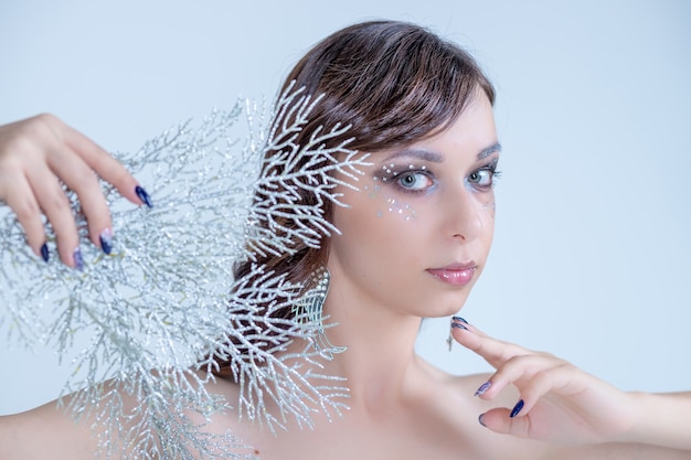 maquillaje creativo con diamantes de imitación