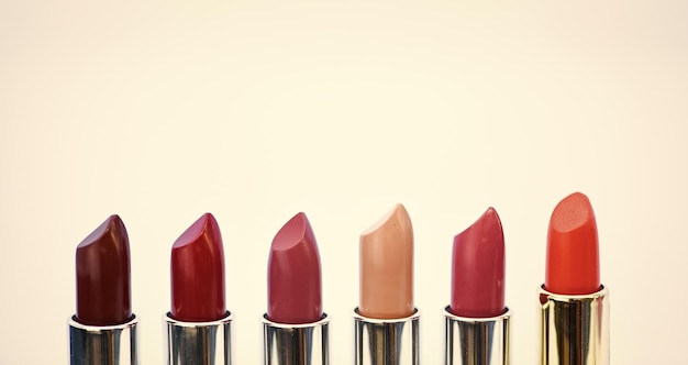 Maquillaje diario pintalabios de alta calidad Cosméticos artísticos Pintalabios para maquillaje profesional Elige el color que te conviene Compara los productos de maquillaje Concepto de cuidado de los labios Puntalabios sobre fondo blanco