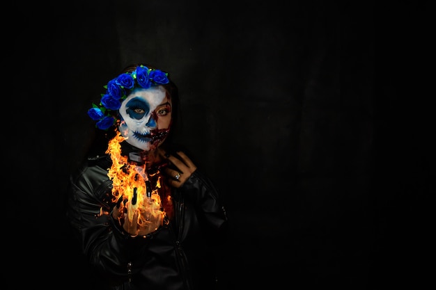 Maquillaje y disfraz de Halloween Retrato de Catrina con manos de fuego