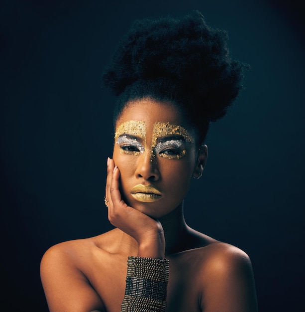 Maquillaje dorado y brillo con retrato de mujer negra en estudio para cosméticos de lujo y orgullo africano Arte creativo natural y diosa con modelo femenino en segundo plano para reina bronce o glamour
