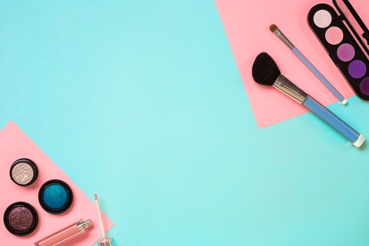 Foto maquillaje esencial conjunto de pinceles de maquillaje profesional, cremas y sombras en frascos sobre fondo azul.
