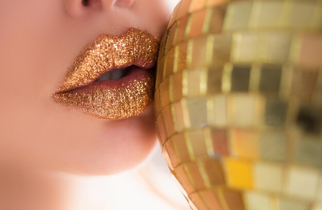 Foto maquillaje de fiesta dorado labios de moda labios de metal dorado hermoso maquillaje