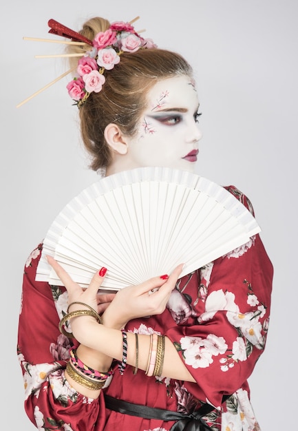 Maquillaje de geisha y ropa de moda disfraz estilo asiático