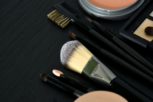 Maquillaje herramientas y maquillaje en polvo