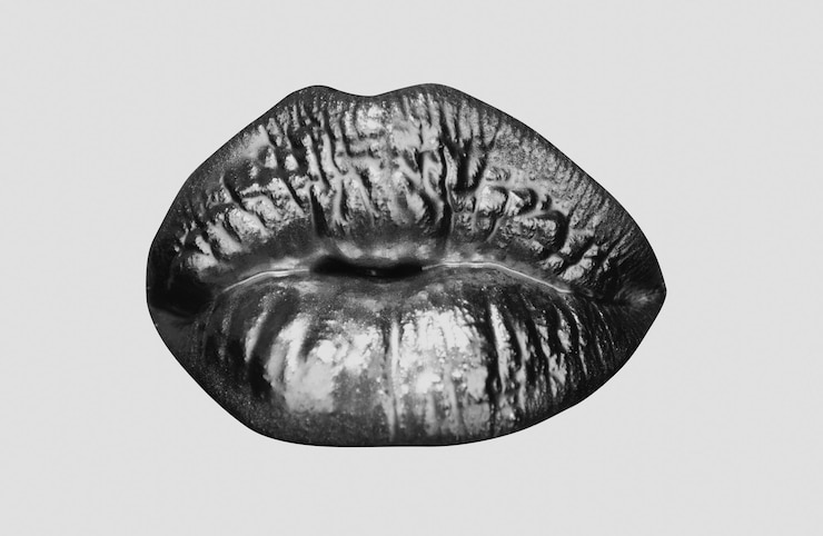 Foto maquillaje de labios dorados de lujo labios dorados con lápiz labial dorado pintura dorada en labios de chica sexy sensual wom