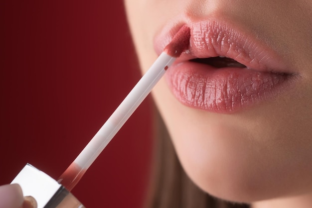 Maquillaje de lápiz labial para labios lápiz labial y pomada cerrar labios rojos aplicación de pomada de lápiz labial rosa