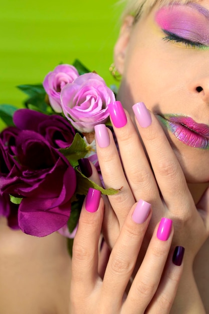 Maquillaje y manicura rosa lila.