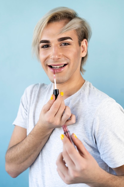 Maquillaje masculino con brillo de labios