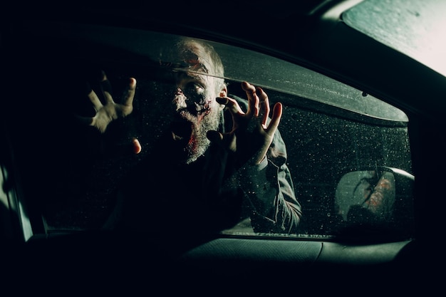 Maquillaje masculino zombie para el concepto de halloween Sangre en la cara de la piel