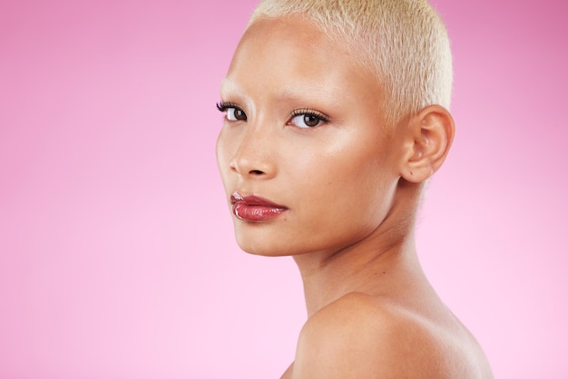 Maquillaje moderno y retrato de una mujer con cosméticos aislados en un fondo rosa en el estudio Belleza retro y cara de un modelo vintage genial con glamour elegante y elegante en un telón de fondo