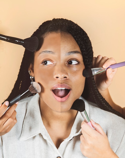 Maquillaje de mujer bastante africana con pincel, media cara compuesta