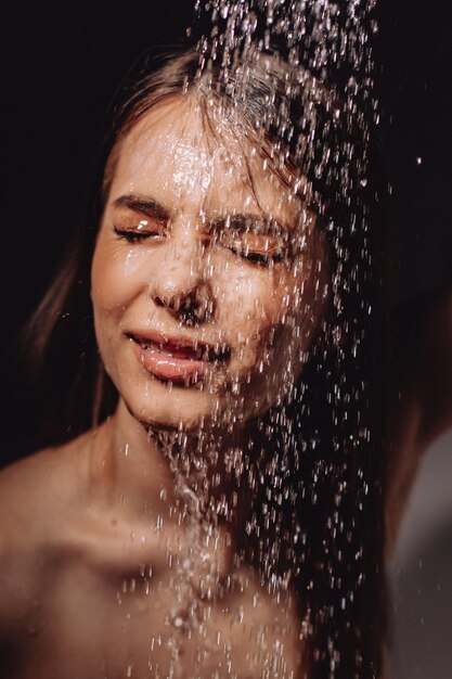 Maquillaje no lavable. Retrato de una niña tomando una ducha. Tema de maquillaje creativo.