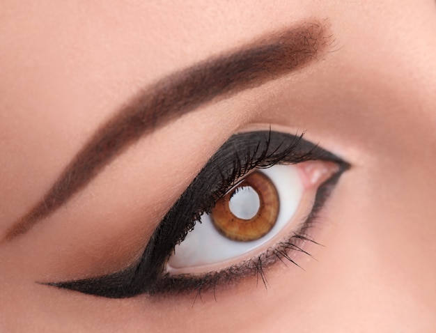 Maquillaje de ojos negros glamour con flecha ancha