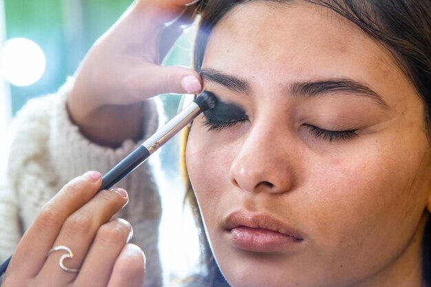 Maquillaje para ojos de primer plano. Rostro de modelo femenino con maquillaje de moda, concepto de belleza