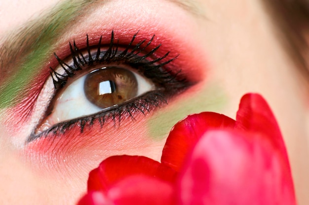 Maquillaje de ojos con sombras rojas y verdes.