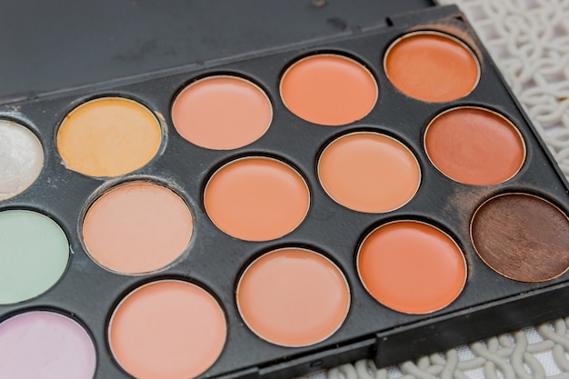 Maquillaje, paleta de sombras de ojos sobre un fondo blanco en Río de Janeiro.