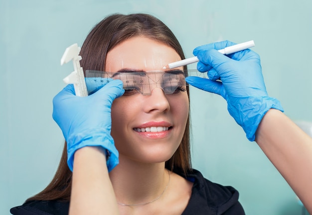 Maquillaje permanente de cejas.