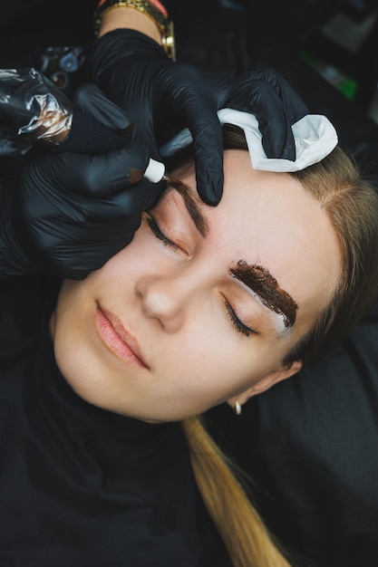 Maquillaje permanente Procedimientos de belleza El maestro aplica un tatuaje en las cejas Microblading facial profesional Dispositivo de cosmetología para mujeres