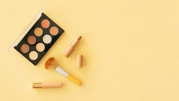 Foto maquillaje productos de belleza y bolsa con espacio de copia