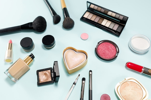 Maquillaje de productos de belleza en superficie de color.