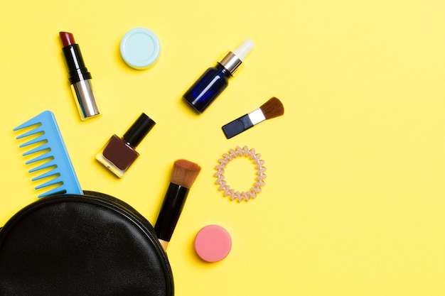 Maquillaje productos caídos de la bolsa de cosméticos.