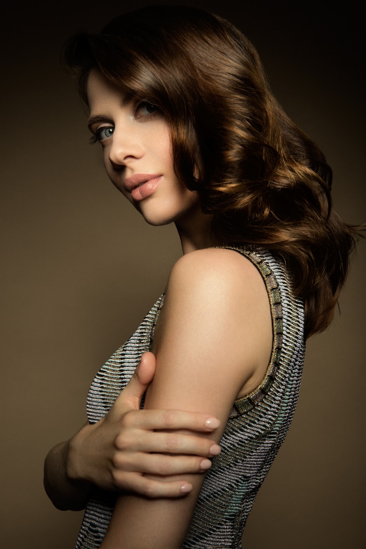 Foto maquillaje. retrato de glamour de hermosa mujer modelo con maquillaje fresco y peinado romántico.