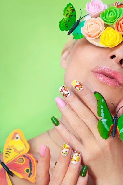 Maquillaje de verano y manicura con mariposas.