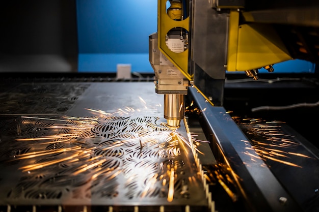 Foto máquina a laser industrial corta peças em chapa de aço.