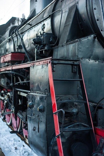 Máquina a vapor velha em uma locomotiva ferroviária