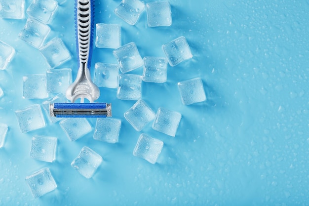 Máquina de afeitar refrescante en el fondo de cubitos de hielo helado sin irritación