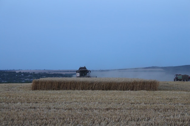 Una máquina agrícola en un campo.