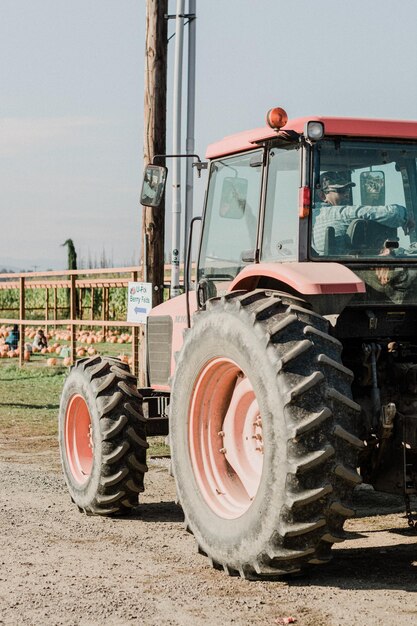 Máquina agrícola en el estacionamiento al atardecer Equipo para la agricultura