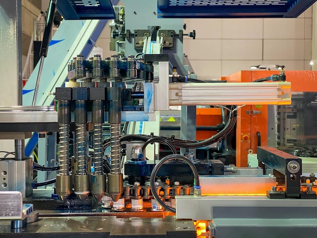 Foto máquina automática de fabricación de botellas máquina trabajando en la fábrica.