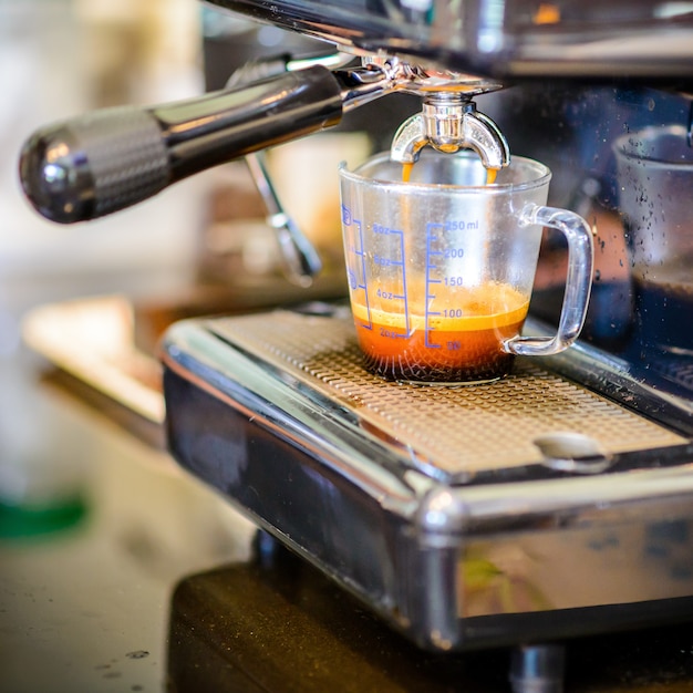 Máquina de café espresso en el fondo vintage