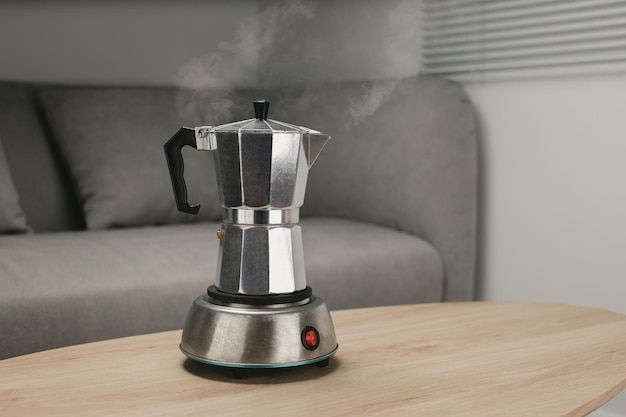 Máquina de café espresso moka en la estufa