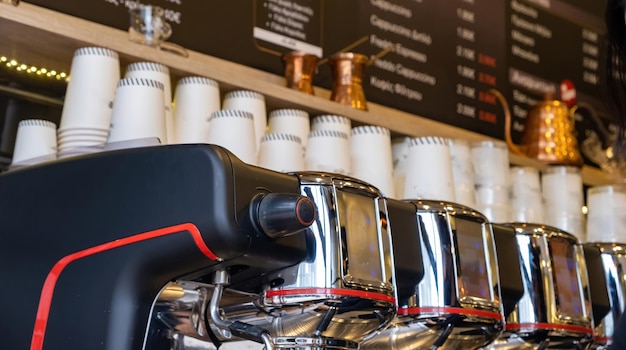 Foto máquina de café espresso profesional vista de primer plano servicio de comida para llevar