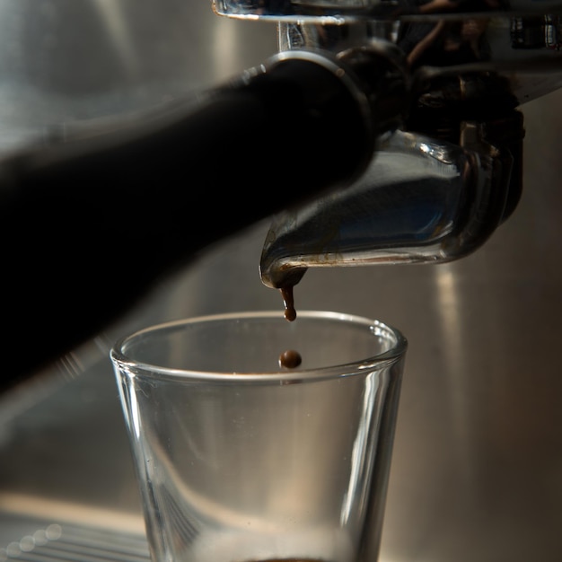 Una máquina de café con una máquina de café y una cafetera.