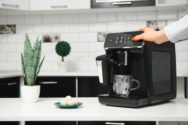 Máquina de café moderna en la mesa de la cocina