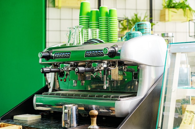 Máquina de café profesional en la cafetería de cerca