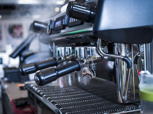 Foto máquina de café que hace espresso tirado por barista en una tienda de café