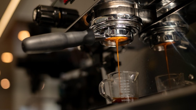 Una máquina de café con una taza de café que se vierte en ella