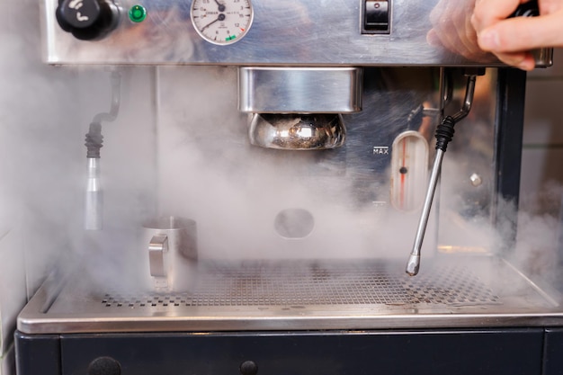 Máquina de café en vapor barista preparando café en una cafetería