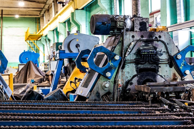 Máquina para el calentamiento por inducción de metal Una barra de metal calentada en un horno de inducción Procesamiento de metal caliente Metalurgia en el taller industrial de la fábrica