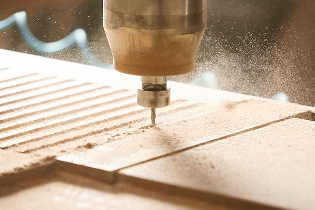 La máquina de carpintería CNC corta líneas curvas complejas en paneles de madera